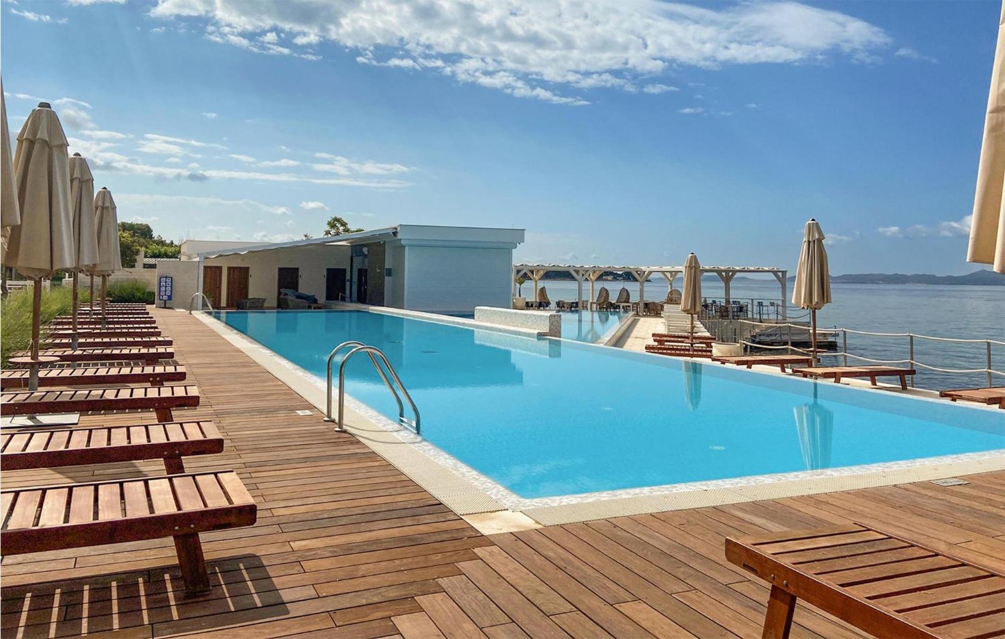 Apartment 2 Bedroom Beautiful In *